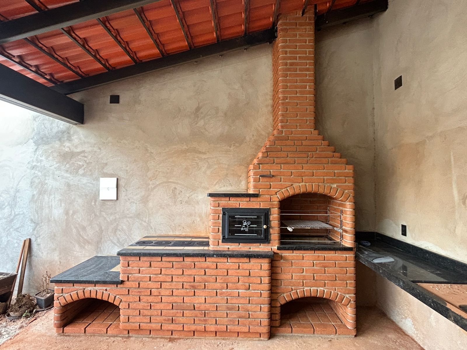 Churrasqueira em tijolo refratário construída pela Francis